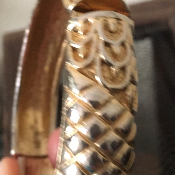 Vintage Monet gold plate dragon scale bangle hinge - Picture 7 of 7
